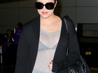 Blusa transparente revela sutiã de Khloe Kardashian
