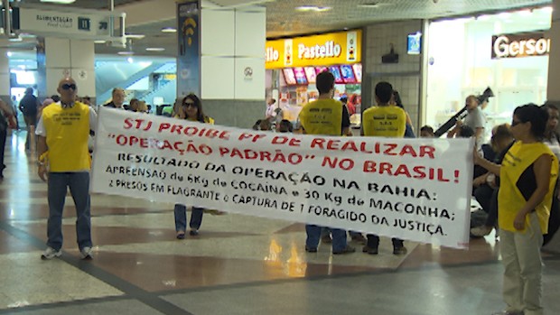 Policiais Federais fazem protesto no aeroporto internacional de Salvador (Foto: Imagens/TV Bahia)