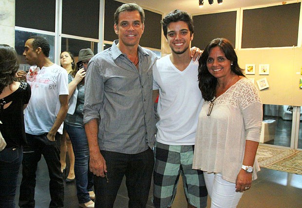 Rodrigo Simas recebe o carinho dos pais, o mestre Beto Simas, e Ana Sang Simas (Foto: Graça Paes/Foto Rio News)