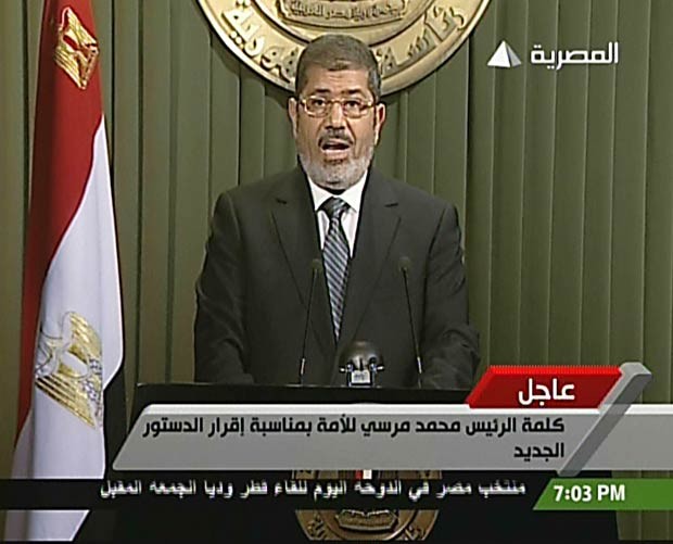 O presidente do Egito, Mohamed Morsi, discursa nesta quarta-feira (26) (Foto: AFP)