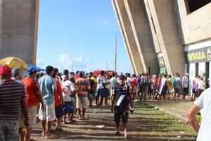 entrada do Estádio Albertão para primeira partida final (Foto: Abdias Bideh/GloboEsporte.com)