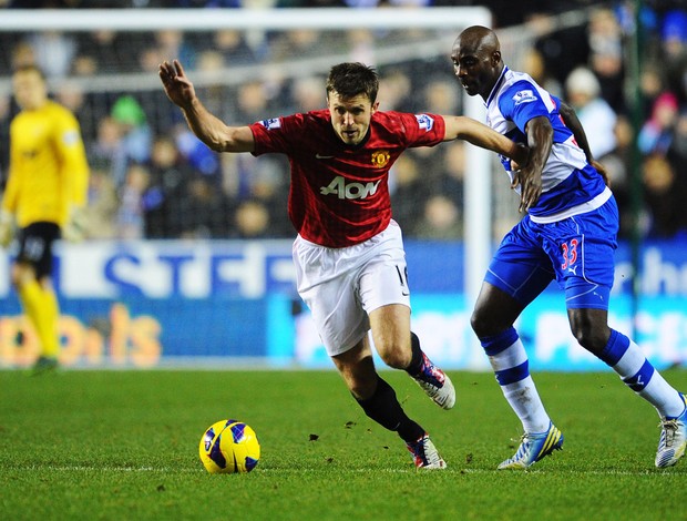 Michael Carrick do Manchester United e Jason Roberts do Reading (Foto: Getty Images)