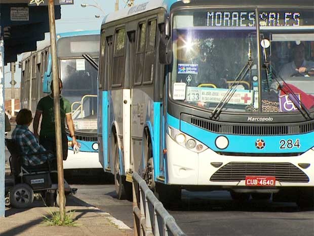 Cadeirante aguarda em ponto de ônibus por coletivo adaptado (Foto: Reprodução EPTV)