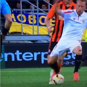 Krohn-Dehli sofre lesão no joelho no jogo do Sevilla (Foto: Reprodução de vídeo)