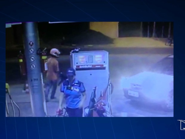 Câmeras de segurança do estabelecimento filmaram toda a ação dos criminosos em Caxias, MA (Foto: Reprodução/TV Mirante) Câmeras de segurança do estabelecimento filmaram toda a ação dos criminosos em Caxias, MA (Foto: Reprodução/TV Mirante)