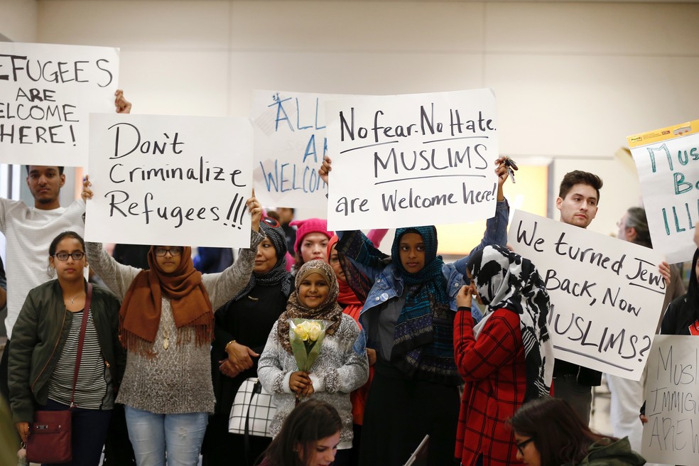 Grupo se manifesta contra medida de Trump no Aeroporto Internacional de Dallas/Fort Worth (Foto: Brandon Wade/Star-Telegram via AP)