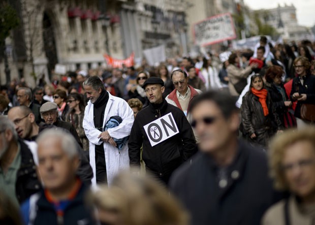 Manifestação reuniu cerca de 6 mil, muitos deles médicos e enfermeiros (Foto: Dani Pozo/AFP)