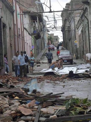 Furacão Sandy causa destruição em Cuba e segue para Bahamas (Miguel Rubiera/AIN/Reuters)