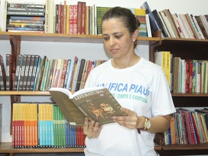 Lidiane Barbosa incentiva a leitura dentro de presídio no Piauí  (Foto: Gilcilene Araújo/G1)