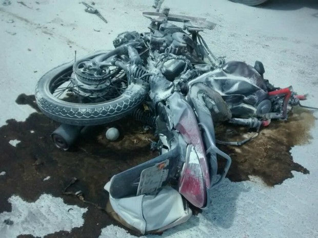 Moto pegou fogo após bater de frente com caminhão na BR-163 (Foto: Cleidinaldo José/Arquivo Pessoal) Moto pegou fogo após bater de frente com caminhão na BR-163 (Foto: Cleidinaldo José/Arquivo Pessoal)