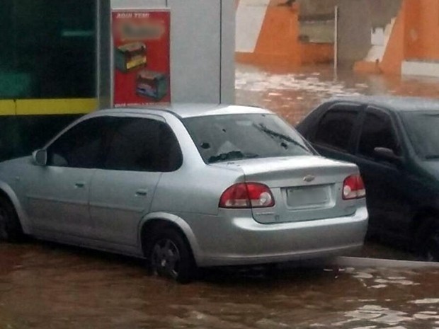 Além de danificar veículos, ruas ficaram alagadas com temporal (Foto: Arquivo Pessoal/ Thaniely Eglesias)