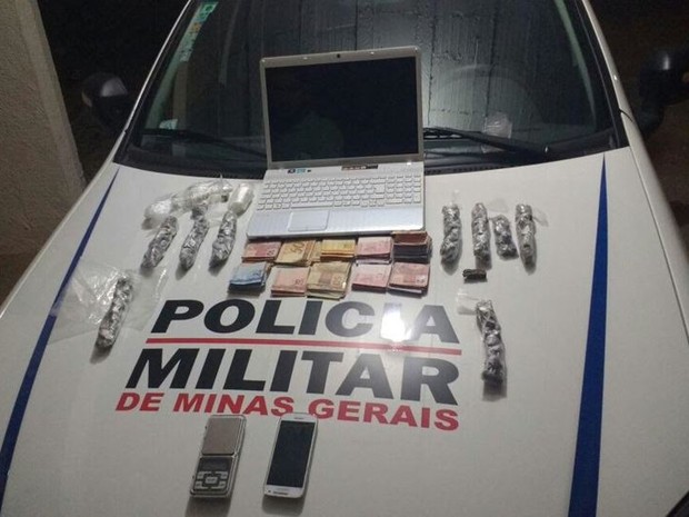Drogas foram apreendidas após denúncias (Foto: Polícia Militar/Divulgação)