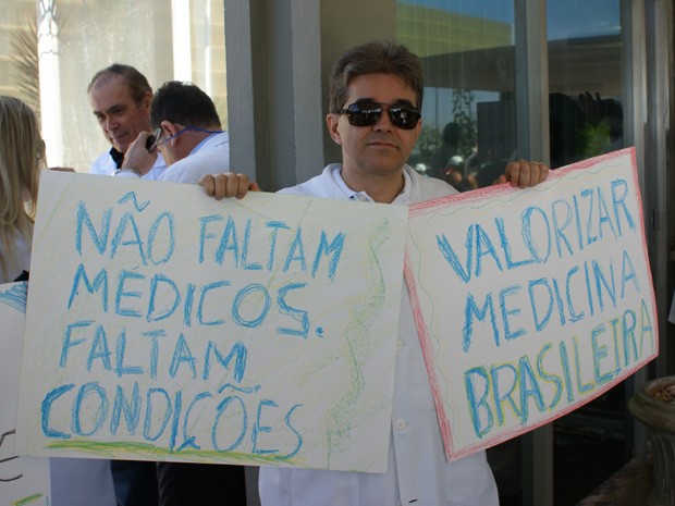 Médicos protestam na manhã desta quarta-feira (26) na Esplanada dos Ministérios, em Brasília (Foto: Vianey Bentes / TV Globo)