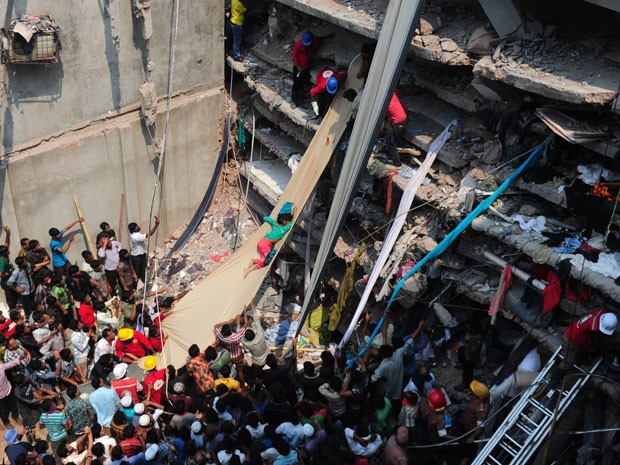 Equipes fazem resgate de vítimas de desabamento de prédio em Bangladesh  (Foto: Munir Uz Zaman/AFP)