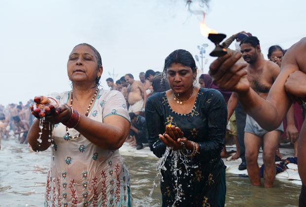 Mulheres rezam em festival na Índia (Foto: AFP)