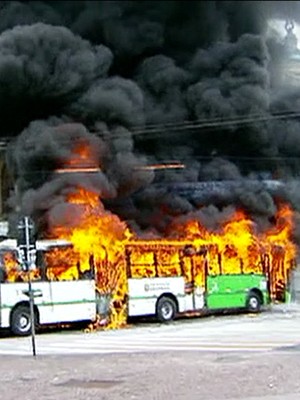 FOTOS: ônibus é incendiado no Centro de SP durante reintegração (Reprodução/TV Globo)