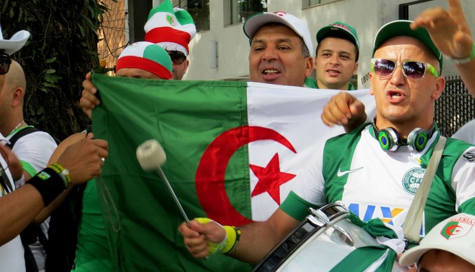 Torcida da Argélia na Arena da Baixada (Foto: Fernando Freire)