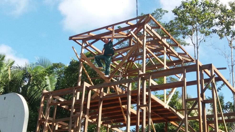 Médico acompanha obras de perto e tirou modelo da casa da internet  (Foto: Rosaldo Aguiar/Arquivo pessoal )