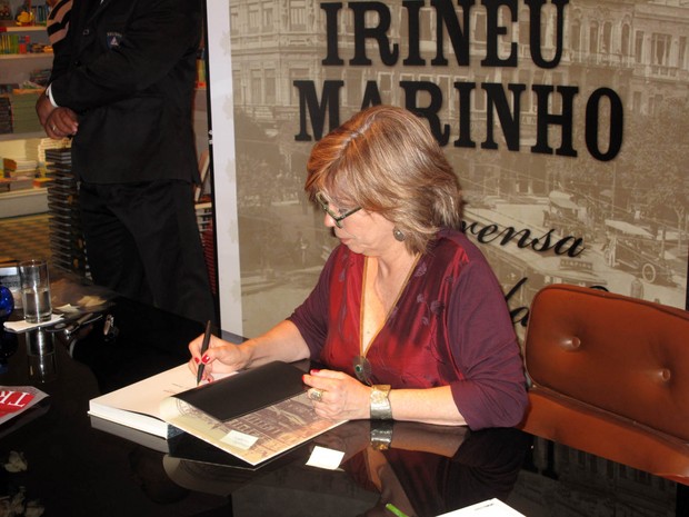 A historiadora e socióloga Maria Alice Rezende de Carvalho durante a sessão de autógrafos do livro 'Irineu Marinho – Imprensa e cidade', no Rio (Foto: Henrique Porto/G1)