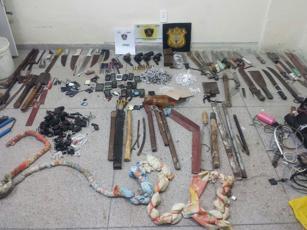 Facas, facões e inúmeras outras armas foram apreendidas na Penitenciária Barreto Campelo (Foto: Divulgação / Seres) Facas, facões e inúmeras outras armas foram apreendidas na Penitenciária Barreto Campelo (Foto: Divulgação / Seres)