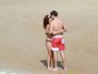 Mayana Neiva troca beijos com o namorado à beira-mar