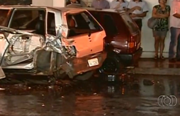 Carros foram atingidos por caminhão, em Catalão, Goiás (Foto: Reprodução/ TV Anhanguera)