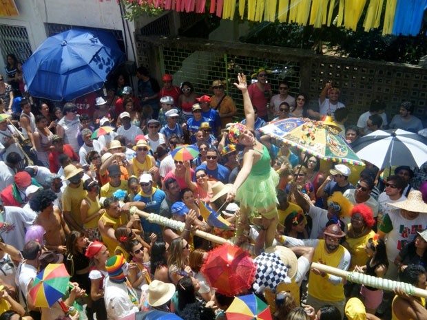 Mais de 70 mulheres sobem na vara durante duas horas de desfile. (Foto: Divulgação)