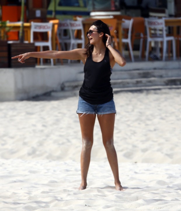 Nina Dobrev na praia de Copacabana (Foto: Gabriel Reis/Agnews       )
