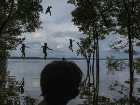 Foto de crianças indígenas brasileiras saltando em rio foi eleita a 2ª melhor na categoria &#39;Vida Diária&#39; (Foto: Mauricio Lima/World Press Photo 2016)