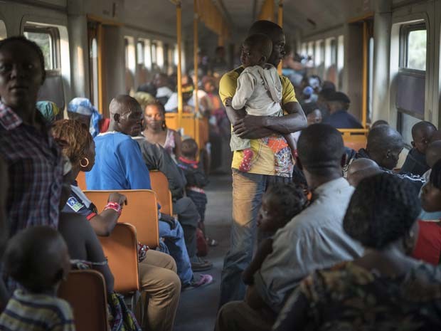 Refugiados angolanos - alguns deles vivam h mais de 40 anos na Repblica Democrtica do Congo - viajam de trem volta  sua terra natal  (Foto: UNHCR / B. Sokol  )