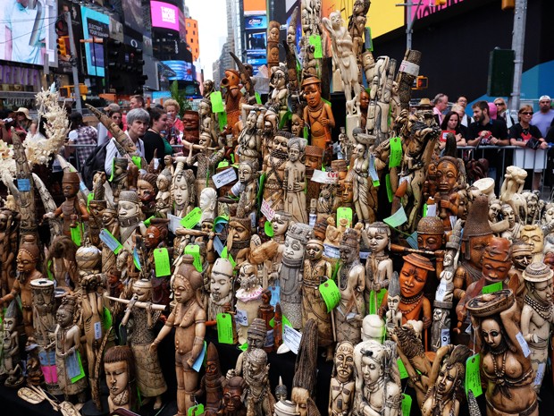Pessoas observam peças de marfim apreendidas e que foram reunidas na Times Square, em Nova York, para serem destruídas na sexta (19) (Foto: AFP Photo/Jewel Samad)
