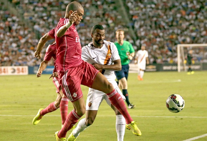 Pepe e Ashley cole Real Madrid e Roma (Foto: Agência AP)