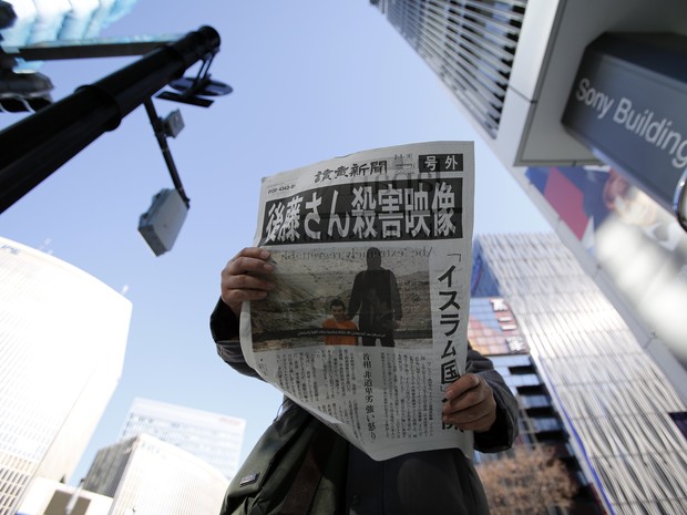 Homem lê edição extra de jornal japonês lançado após a divulgação do vídeo com a decapitação de Kenji Goto (Foto: Toru Hanai/Reuters)