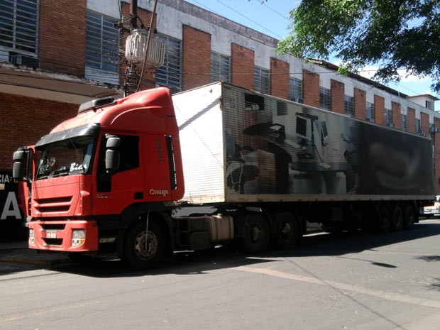 Caminhão foi apreendido em Montenegro, RS (Foto: João Laud/RBS TV)