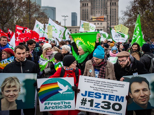 Ativistas protestam contra a prisão de integrantes do Greenpeace na Rússia em uma manifestação realizada neste sábado (16) em Varsóvia, na Polônia (Foto: AFP Photo/Wojtek Radwanski)