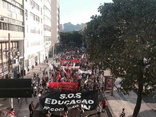 Professores em passeata rumo ao Maranacã (Foto: Daniel Silveira/G1)