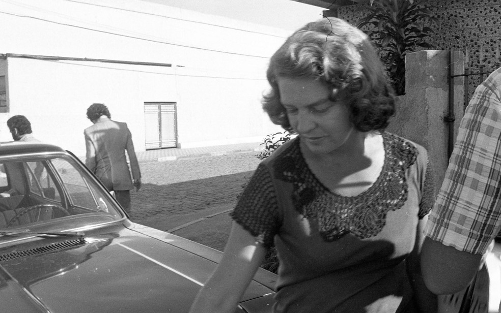 Marisa Letícia, esposa de Luis Inácio Lula da Silva, é vista com advogados do Sindicato dos Metalúrgicos em sua casa, em São Bernardo do Campo (SP), em abril de 1980 (Foto: Clóvis Cranchi/Estadão Conteúdo/Arquivo)