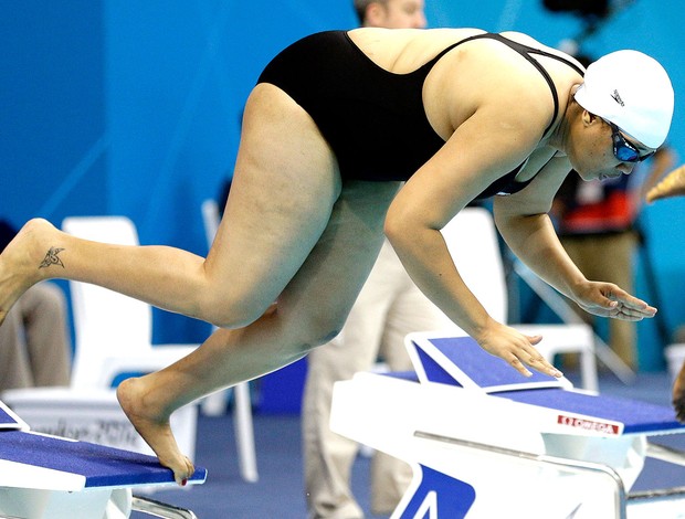 Masempe Theko na prova de natação 50m livre em Londres (Foto: AP)