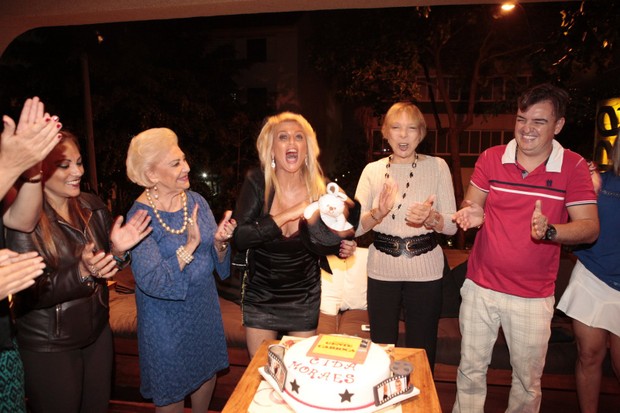 Ex-BBB Cida comemora 52 anos com festa no Rio (Foto: Isac Luz/EGO)