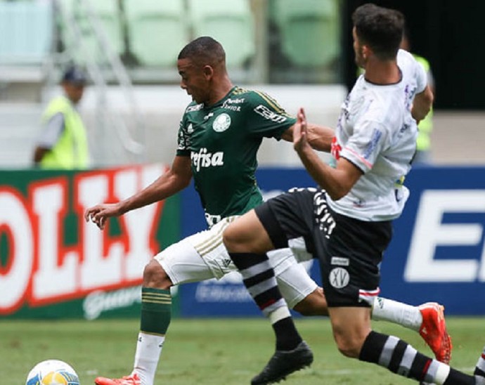 Gabriel Jesus destaca evolução e elogia postura 