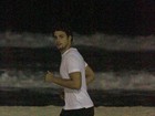 Cauã Reymond se exercita em praia do Rio