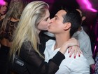 Bárbara Evans beija muito em evento carioca