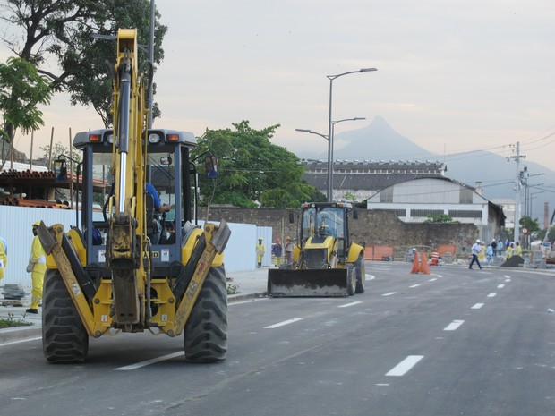 Máquinas trabalham na Via Binária nesta sexta (Foto: Glenda Almeida/G1)