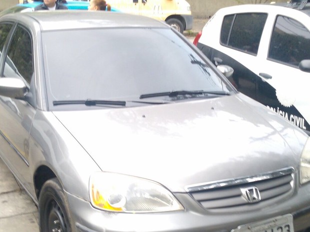 PMs recuperaram carro de soldado que foi assaltado no Rio (Foto: Divulgação/Polícia Militar)