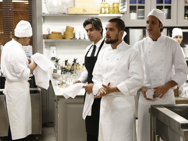 Vicente se surpreende quando vê José Alfredo na cozinha  (Foto: Fábio Rocha/TV Globo)