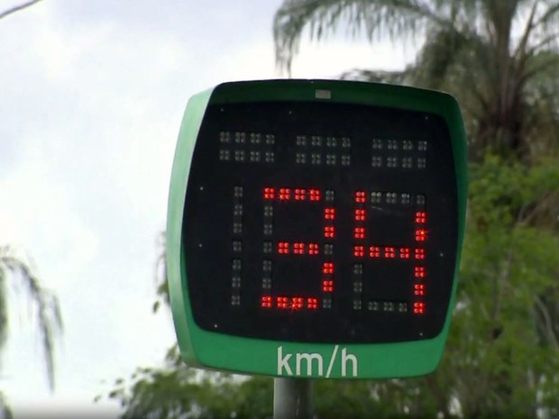 Em Jacutinga, dois radares da MG-290 possuem visor indicativo de velocidade (Foto: Reprodução EPTV/Edson de Oliveira)