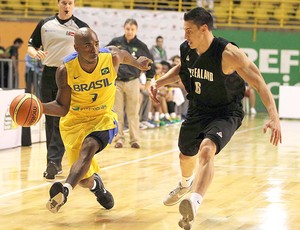 Larry na partida de basquete do Brasil contra a Nova Zelândia (Foto: Gaspar Nóbrega  / Inovafoto)