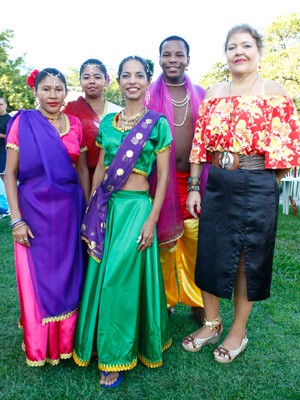 Grupo de indianos (Foto: Rodrigo Gorosito/G1)