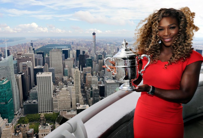 Serena Williams comemora título com troféu US Open (Foto: AP)