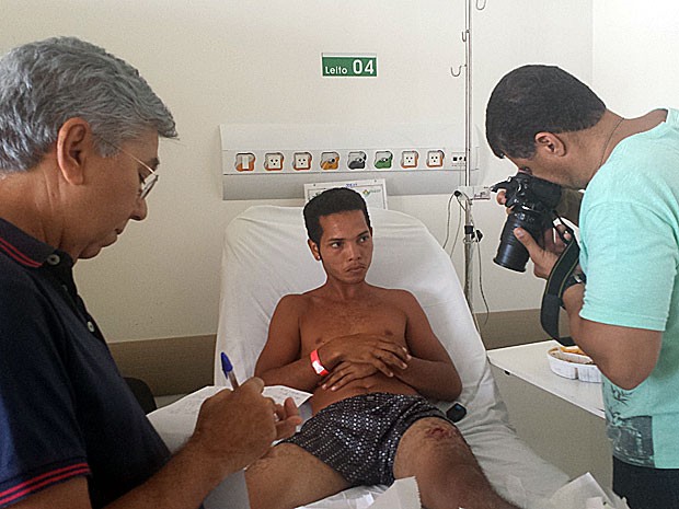 Equipe do IML vai a hospital para periciar ferimento em perna de surfista, atacado em praia de Olinda (Foto: Divulgação / Hospital Miguel Arraes)